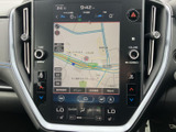 大型のディスプレイで、運転に必要な情報を分かりやすく表示。スムーズなナビゲーションで、目的地まで安心です。美しい表示も見やすさのポイント。