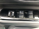 パワーウィンドウのスイッチです。 運転席にいながら助手席や後席の窓を開け閉めできるので、大変便利です。