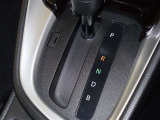 シフトパターンです。電気式のパーキングブレーキを採用してます。また車種・グレードによっては走行モードも変える事も!