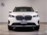 【キドニーグリル】BMWは約90年もの間、ほぼ全ての車両にひと目でBMWだと分かるこの特徴的なフロントグリルが備えられ、デザイン・アイコンとして親しまれてきました。