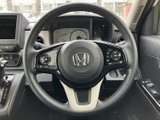 握りやすいステアリングは、長距離ドライブでも疲れを軽減。快適な運転体験をサポートします。操作性も考慮された設計です。