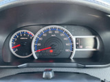 視認性の高いメーターで、速度や回転数を一目で確認できます。運転に必要な情報を的確に把握し、安全運転をサポートします。デザインも洗練されています。