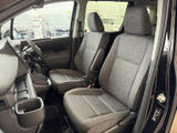 運転席からの視界は広く、運転操作もスムーズに行えます。シートの形状も工夫されており、長時間の運転でも疲れにくい設計です。