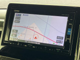 見やすい地図画面は、目的地までスムーズに案内してくれます。渋滞情報も表示されるため、効率的な移動が可能です。