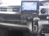 運転席から各種ボタンの操作がしやすいように設計されたデザイン。ドライブなでもスマートに操作ができます♪