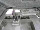 パンク修理剤とエアーポンプのセットです。スペアタイヤは装備していませんが空いたスペースを小物入れとして使用できます