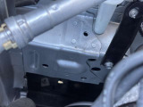 こちらのお車はフロントサイドメンバーを修復しております。軽度の修復ですので走行に問題ありません♪ 修復箇所に関しましては、お客様が乗られている期間中の保証をお付けしておりますのでご安心ください♪