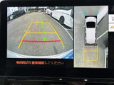 後方確認をサポートするモニター。駐車時の安心感を高めます。狭い場所でもスムーズな駐車操作が可能になり、運転の負担を軽減します。