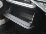 【グローブBOX】車検証、メンテナンスノート等収納できます。