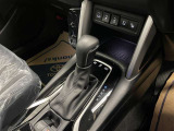 操作しやすいATシフトです♪シフトチェンジを気にしなくていいので運転だけに集中できますね!自然と手に届くところにある、手になじむ形状のシフトノブがいいですね♪
