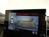 パノラミックビューモニターを装備。クルマを真上から見るように周囲を確認できます。