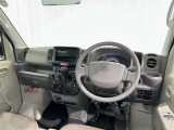運転席まわりです。 各操作スイッチは使いやすい位置に配置されてます。