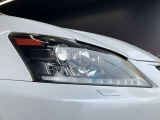 【LEDヘッドランプ】ハロゲンヘッドランプの約2倍の光量でより明るく遠くを照らし、夜間走行時の視認性を高める。さらに長寿命や、省電力も魅力。