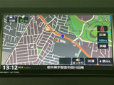 見やすい表示で、目的地へのナビゲーションをスムーズに行えます。運転に集中しながら、安心して道案内を受けられます。