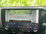 駐車時の安全性を高めるバックモニター。ガイドライン表示で、狭い場所でもスムーズに駐車できます。運転に自信がない方にもおすすめです。