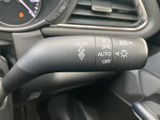 操作しやすいウインカーレバーで、スムーズな車線変更をサポート。直感的に操作でき、安全な運転に貢献します。灯火類の操作も簡単に行えます。