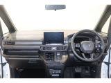 操作性に優れた運転席となります!小物入れや各ボタンの配置にこだわり、使いやすいです!座り心地もよく視認性も良好なのでロングドライブもお任せ下さい!