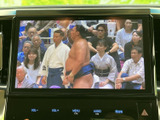 停車中には、TVの視聴をお楽しみいただけます。長距離移動や休憩時間も快適に過ごせる空間です。