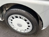 タイヤ残り溝が1.6mmになる目安として「スリップサイン」が設けられています。この車はまだまだ残っておりますので、安心してお乗り頂けます!