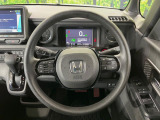 インテリアに合わせたデザインのステアリングは、運転される方のことも考え、運転しやすい形状、大きさです。是非一度、実際に触ってお確かめください。
