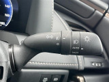 【オートライト(AUTO)】外の明るさをシステムが感知して、自動でヘッドライトが点灯します。ヘッドライトをつけ忘れを防ぐ便利機能です。