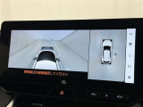 【パノラミックビューモニター】車を真上から見た状態をナビに映し出し、駐車時などをサポート☆クルマの斜め後ろなど、目が届きにくい箇所も確認できるため、いち早く障害物に気が付くことができます!