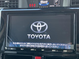 大きな画面で、運転に必要な情報を確認しやすいですね。快適なドライブをサポートする、頼れる相棒となるでしょう。操作も直感的で分かりやすいです。
