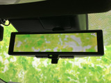 駐車時の安全性を高めるバックモニター。死角になりやすい後方を確認でき、より安全な運転をサポートします。