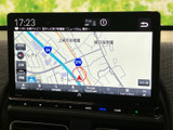 高精細な地図表示で、ルート検索も簡単。渋滞情報などを確認しながら、スムーズな移動を実現します。運転に集中できる安心サポート。
