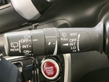 雨天時でもクリアな視界を確保できるワイパーレバー。操作も簡単で、運転に集中できます。様々な状況に対応できる設定が可能です。