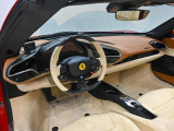 外装はフェラーリの伝統色であるRosso Corsaを纏い、インテリアには明るいCremaレザーとCuoioを組み合わせたツートン仕上げを採用。