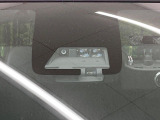 【トヨタセーフティセンス】走行中に前方の車両等を認識し、衝突しそうな時は警報とブレーキで衝突回避と被害軽減をアシスト。より安全にドライブをお楽しみいただけます。
