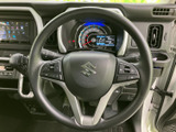 握りやすいステアリングは、ドライバーの操作性を高め、快適な運転をサポートします。手にフィットする形状で、長距離運転も楽々。