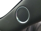 車内音響に合わせてチューニングされた専用スピーカーのBOSEシステム。奥行きのある澄んだ音と驚きの臨場感で、移動時間をプレミアムな音楽空間へと進化させます。