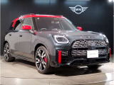 MINIのフロントグリルのデザインはイギリスで生まれた当初から、シルバーのサイドバーが折り重なった伝統的なデザインで御座います。その伝統はBMWのお車になってからでも少しずつ形を変えて守られております