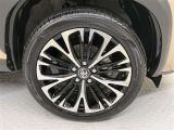 純正のアルミホイール装着。タイヤサイズは215/50R18です。