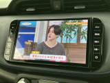 停車中にTVや映像コンテンツを楽しめます。長距離移動の際の休憩時間に最適。リラックスした時間を過ごせます。