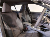 【コックピットシート】BMW車の主役席。車体中央にくる様に配置し車両重心とが一致する事でドライバーと車との一体感あるドライビングを実現。人間工学に基づき形成した形状が長時間のドライブ疲労も軽減します!