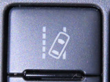 車線逸脱警報装置を装備しております。