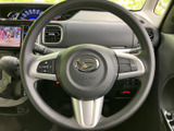 握りやすいステアリング形状で、快適なドライビングをサポート。操作性も高く、運転の楽しさを引き立てます。手に馴染む質感。