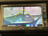 リバースギアに入れるだけで後方の表示へ切り替わります。夜間や雨の日の駐車も楽になりますよ。