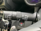 雨の日の運転をサポートするワイパーレバー。操作しやすい位置に配置されており、視界をクリアに保ちます。運転に集中できる安心設計です。快適なドライブをサポートします。