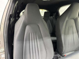高いホールド性で運転姿勢が安定します。長距離ドライブでも疲れにくいのが魅力です。