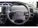 運転中に手を離さなくてもハンズフリー電話や音声認識、オーディオ操作が出来るステアリングスイッチ付。走行中に視線を逸らさず出来る手元操作は安全運転につながります。