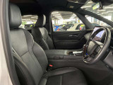 運転席の画像です。足元やシートまわりに余裕があり、リラックスした姿勢で運転が可能です。視界も良好で操作系へのアクセスもしやすく、快適で安心感のあるドライブをサポートします。