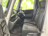 運転しやすい運転席は、操作性にも優れています。様々な機能を直感的に操作でき、快適なドライブをサポートします。