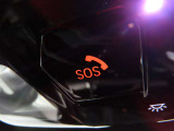 SOSコール/エアバックが展開するような深刻な事故において、自動でSOSコールを発信します。車内で急病人が出るような緊急時は、手動で発信可能です。