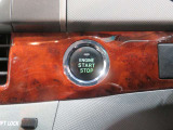 スマートキー装備車なので、キーを取り出さなくてもエンジン始動が可能です。運転席からも操作できる両側パワースライドドア付きです。