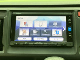 使いやすいインターフェースで、快適なドライブをサポート。CDやラジオ、外部入力など、多彩なソースに対応し、車内時間を豊かに演出します。