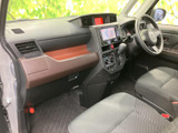 見やすいインストゥルメントパネルと、握りやすいステアリングホイール。運転に集中できる空間が広がります。快適なドライブをサポートします。
